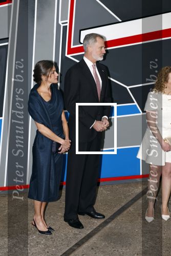 Amsterdam 18 april 2024
Contraprestatie
Koning Felipe en Koningin Letizia bieden het Koninklijk Paar een receptie aan in Museum STRAAT in Amsterdam. Hierbij is ook de Prinses van Oranje aanwezig. Tijdens de receptie openen de Koninklijke Paren een expositie van tien Spaanse en Nederlandse muurschilders. De tentoonstelling is tot en met 2 juni te bezoeken. Na de receptie neemt het Koninklijk Paar afscheid van de Spaanse Koning en Koningin. Aanwezig Koning Felipe Koningin Letizia Koning Willem Alexnader Koningin Maxima Prinses Amalia Prinses Margriet en Mr Pieter v Vollenhoven.