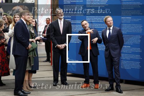 Amsterdam 18 april 2024
Contraprestatie
Koning Felipe en Koningin Letizia bieden het Koninklijk Paar een receptie aan in Museum STRAAT in Amsterdam. Hierbij is ook de Prinses van Oranje aanwezig. Tijdens de receptie openen de Koninklijke Paren een expositie van tien Spaanse en Nederlandse muurschilders. De tentoonstelling is tot en met 2 juni te bezoeken. Na de receptie neemt het Koninklijk Paar afscheid van de Spaanse Koning en Koningin. Aanwezig Koning Felipe Koningin Letizia Koning Willem Alexnader Koningin Maxima Prinses Amalia Prinses Margriet en Mr Pieter v Vollenhoven.