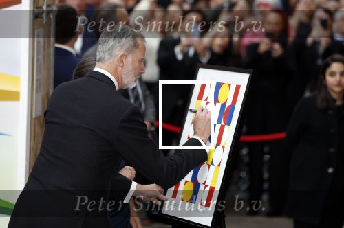 Amsterdam 18 april 2024
Contraprestatie
Koning Felipe en Koningin Letizia bieden het Koninklijk Paar een receptie aan in Museum STRAAT in Amsterdam. Hierbij is ook de Prinses van Oranje aanwezig. Tijdens de receptie openen de Koninklijke Paren een expositie van tien Spaanse en Nederlandse muurschilders. De tentoonstelling is tot en met 2 juni te bezoeken. Na de receptie neemt het Koninklijk Paar afscheid van de Spaanse Koning en Koningin. Aanwezig Koning Felipe Koningin Letizia Koning Willem Alexnader Koningin Maxima Prinses Amalia Prinses Margriet en Mr Pieter v Vollenhoven.