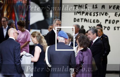 Amsterdam 18 april 2024
Contraprestatie
Koning Felipe en Koningin Letizia bieden het Koninklijk Paar een receptie aan in Museum STRAAT in Amsterdam. Hierbij is ook de Prinses van Oranje aanwezig. Tijdens de receptie openen de Koninklijke Paren een expositie van tien Spaanse en Nederlandse muurschilders. De tentoonstelling is tot en met 2 juni te bezoeken. Na de receptie neemt het Koninklijk Paar afscheid van de Spaanse Koning en Koningin. Aanwezig Koning Felipe Koningin Letizia Koning Willem Alexnader Koningin Maxima Prinses Amalia Prinses Margriet en Mr Pieter v Vollenhoven.