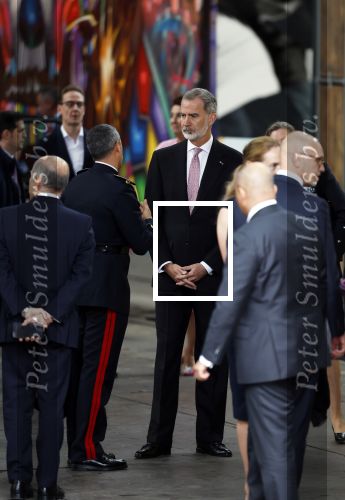 Amsterdam 18 april 2024
Contraprestatie
Koning Felipe en Koningin Letizia bieden het Koninklijk Paar een receptie aan in Museum STRAAT in Amsterdam. Hierbij is ook de Prinses van Oranje aanwezig. Tijdens de receptie openen de Koninklijke Paren een expositie van tien Spaanse en Nederlandse muurschilders. De tentoonstelling is tot en met 2 juni te bezoeken. Na de receptie neemt het Koninklijk Paar afscheid van de Spaanse Koning en Koningin. Aanwezig Koning Felipe Koningin Letizia Koning Willem Alexnader Koningin Maxima Prinses Amalia Prinses Margriet en Mr Pieter v Vollenhoven.