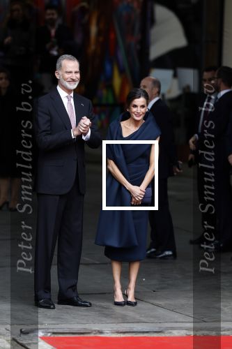 Amsterdam 18 april 2024
Contraprestatie
Koning Felipe en Koningin Letizia bieden het Koninklijk Paar een receptie aan in Museum STRAAT in Amsterdam. Hierbij is ook de Prinses van Oranje aanwezig. Tijdens de receptie openen de Koninklijke Paren een expositie van tien Spaanse en Nederlandse muurschilders. De tentoonstelling is tot en met 2 juni te bezoeken. Na de receptie neemt het Koninklijk Paar afscheid van de Spaanse Koning en Koningin. Aanwezig Koning Felipe Koningin Letizia Koning Willem Alexnader Koningin Maxima Prinses Amalia Prinses Margriet en Mr Pieter v Vollenhoven.