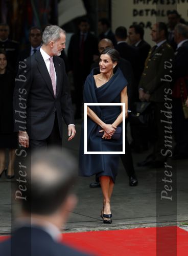 Amsterdam 18 april 2024
Contraprestatie
Koning Felipe en Koningin Letizia bieden het Koninklijk Paar een receptie aan in Museum STRAAT in Amsterdam. Hierbij is ook de Prinses van Oranje aanwezig. Tijdens de receptie openen de Koninklijke Paren een expositie van tien Spaanse en Nederlandse muurschilders. De tentoonstelling is tot en met 2 juni te bezoeken. Na de receptie neemt het Koninklijk Paar afscheid van de Spaanse Koning en Koningin. Aanwezig Koning Felipe Koningin Letizia Koning Willem Alexnader Koningin Maxima Prinses Amalia Prinses Margriet en Mr Pieter v Vollenhoven.