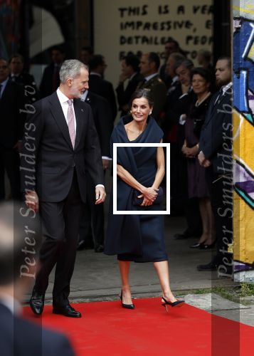Amsterdam 18 april 2024
Contraprestatie
Koning Felipe en Koningin Letizia bieden het Koninklijk Paar een receptie aan in Museum STRAAT in Amsterdam. Hierbij is ook de Prinses van Oranje aanwezig. Tijdens de receptie openen de Koninklijke Paren een expositie van tien Spaanse en Nederlandse muurschilders. De tentoonstelling is tot en met 2 juni te bezoeken. Na de receptie neemt het Koninklijk Paar afscheid van de Spaanse Koning en Koningin. Aanwezig Koning Felipe Koningin Letizia Koning Willem Alexnader Koningin Maxima Prinses Amalia Prinses Margriet en Mr Pieter v Vollenhoven.