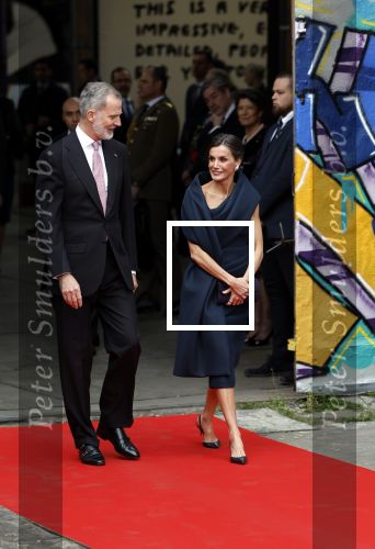 Amsterdam 18 april 2024
Contraprestatie
Koning Felipe en Koningin Letizia bieden het Koninklijk Paar een receptie aan in Museum STRAAT in Amsterdam. Hierbij is ook de Prinses van Oranje aanwezig. Tijdens de receptie openen de Koninklijke Paren een expositie van tien Spaanse en Nederlandse muurschilders. De tentoonstelling is tot en met 2 juni te bezoeken. Na de receptie neemt het Koninklijk Paar afscheid van de Spaanse Koning en Koningin. Aanwezig Koning Felipe Koningin Letizia Koning Willem Alexnader Koningin Maxima Prinses Amalia Prinses Margriet en Mr Pieter v Vollenhoven.