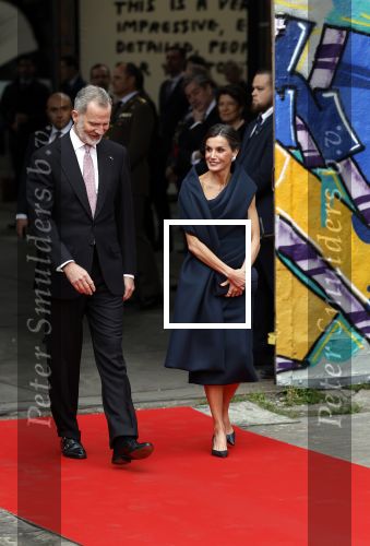 Amsterdam 18 april 2024
Contraprestatie
Koning Felipe en Koningin Letizia bieden het Koninklijk Paar een receptie aan in Museum STRAAT in Amsterdam. Hierbij is ook de Prinses van Oranje aanwezig. Tijdens de receptie openen de Koninklijke Paren een expositie van tien Spaanse en Nederlandse muurschilders. De tentoonstelling is tot en met 2 juni te bezoeken. Na de receptie neemt het Koninklijk Paar afscheid van de Spaanse Koning en Koningin. Aanwezig Koning Felipe Koningin Letizia Koning Willem Alexnader Koningin Maxima Prinses Amalia Prinses Margriet en Mr Pieter v Vollenhoven.