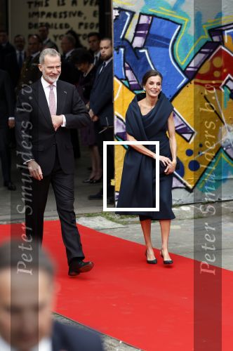 Amsterdam 18 april 2024
Contraprestatie
Koning Felipe en Koningin Letizia bieden het Koninklijk Paar een receptie aan in Museum STRAAT in Amsterdam. Hierbij is ook de Prinses van Oranje aanwezig. Tijdens de receptie openen de Koninklijke Paren een expositie van tien Spaanse en Nederlandse muurschilders. De tentoonstelling is tot en met 2 juni te bezoeken. Na de receptie neemt het Koninklijk Paar afscheid van de Spaanse Koning en Koningin. Aanwezig Koning Felipe Koningin Letizia Koning Willem Alexnader Koningin Maxima Prinses Amalia Prinses Margriet en Mr Pieter v Vollenhoven.