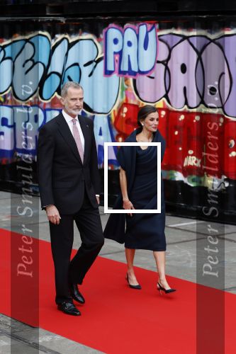 Amsterdam 18 april 2024
Contraprestatie
Koning Felipe en Koningin Letizia bieden het Koninklijk Paar een receptie aan in Museum STRAAT in Amsterdam. Hierbij is ook de Prinses van Oranje aanwezig. Tijdens de receptie openen de Koninklijke Paren een expositie van tien Spaanse en Nederlandse muurschilders. De tentoonstelling is tot en met 2 juni te bezoeken. Na de receptie neemt het Koninklijk Paar afscheid van de Spaanse Koning en Koningin. Aanwezig Koning Felipe Koningin Letizia Koning Willem Alexnader Koningin Maxima Prinses Amalia Prinses Margriet en Mr Pieter v Vollenhoven.