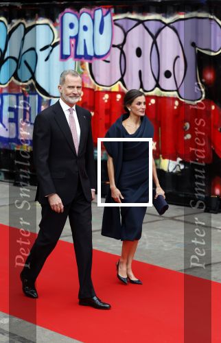Amsterdam 18 april 2024
Contraprestatie
Koning Felipe en Koningin Letizia bieden het Koninklijk Paar een receptie aan in Museum STRAAT in Amsterdam. Hierbij is ook de Prinses van Oranje aanwezig. Tijdens de receptie openen de Koninklijke Paren een expositie van tien Spaanse en Nederlandse muurschilders. De tentoonstelling is tot en met 2 juni te bezoeken. Na de receptie neemt het Koninklijk Paar afscheid van de Spaanse Koning en Koningin. Aanwezig Koning Felipe Koningin Letizia Koning Willem Alexnader Koningin Maxima Prinses Amalia Prinses Margriet en Mr Pieter v Vollenhoven.