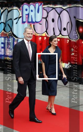 Amsterdam 18 april 2024
Contraprestatie
Koning Felipe en Koningin Letizia bieden het Koninklijk Paar een receptie aan in Museum STRAAT in Amsterdam. Hierbij is ook de Prinses van Oranje aanwezig. Tijdens de receptie openen de Koninklijke Paren een expositie van tien Spaanse en Nederlandse muurschilders. De tentoonstelling is tot en met 2 juni te bezoeken. Na de receptie neemt het Koninklijk Paar afscheid van de Spaanse Koning en Koningin. Aanwezig Koning Felipe Koningin Letizia Koning Willem Alexnader Koningin Maxima Prinses Amalia Prinses Margriet en Mr Pieter v Vollenhoven.
