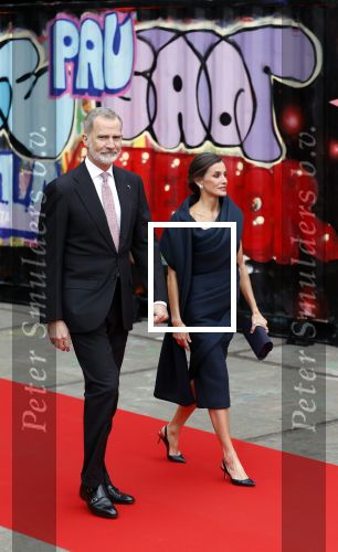 Amsterdam 18 april 2024
Contraprestatie
Koning Felipe en Koningin Letizia bieden het Koninklijk Paar een receptie aan in Museum STRAAT in Amsterdam. Hierbij is ook de Prinses van Oranje aanwezig. Tijdens de receptie openen de Koninklijke Paren een expositie van tien Spaanse en Nederlandse muurschilders. De tentoonstelling is tot en met 2 juni te bezoeken. Na de receptie neemt het Koninklijk Paar afscheid van de Spaanse Koning en Koningin. Aanwezig Koning Felipe Koningin Letizia Koning Willem Alexnader Koningin Maxima Prinses Amalia Prinses Margriet en Mr Pieter v Vollenhoven.