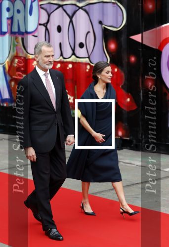 Amsterdam 18 april 2024
Contraprestatie
Koning Felipe en Koningin Letizia bieden het Koninklijk Paar een receptie aan in Museum STRAAT in Amsterdam. Hierbij is ook de Prinses van Oranje aanwezig. Tijdens de receptie openen de Koninklijke Paren een expositie van tien Spaanse en Nederlandse muurschilders. De tentoonstelling is tot en met 2 juni te bezoeken. Na de receptie neemt het Koninklijk Paar afscheid van de Spaanse Koning en Koningin. Aanwezig Koning Felipe Koningin Letizia Koning Willem Alexnader Koningin Maxima Prinses Amalia Prinses Margriet en Mr Pieter v Vollenhoven.