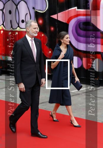 Amsterdam 18 april 2024
Contraprestatie
Koning Felipe en Koningin Letizia bieden het Koninklijk Paar een receptie aan in Museum STRAAT in Amsterdam. Hierbij is ook de Prinses van Oranje aanwezig. Tijdens de receptie openen de Koninklijke Paren een expositie van tien Spaanse en Nederlandse muurschilders. De tentoonstelling is tot en met 2 juni te bezoeken. Na de receptie neemt het Koninklijk Paar afscheid van de Spaanse Koning en Koningin. Aanwezig Koning Felipe Koningin Letizia Koning Willem Alexnader Koningin Maxima Prinses Amalia Prinses Margriet en Mr Pieter v Vollenhoven.