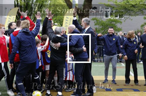 Amsterdam 17 april 2024
Staatsbezoek Nederland - Spanje met Koning Willem Alexander Koningin Maxima Koning Filipe en Koningin Letizia van Spanje aan Nederland . Koning Willem Alexander en Koning Felipe bezoeken Cruyff court in betondorp . oa aanwezig Jordy Cruijff Susila Cruijff Frank Rijkaard en Guus Hiddink.