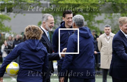 Amsterdam 17 april 2024
Staatsbezoek Nederland - Spanje met Koning Willem Alexander Koningin Maxima Koning Filipe en Koningin Letizia van Spanje aan Nederland . Koning Willem Alexander en Koning Felipe bezoeken Cruyff court in betondorp . oa aanwezig Jordy Cruijff Susila Cruijff Frank Rijkaard en Guus Hiddink.