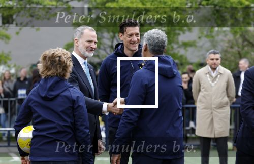 Amsterdam 17 april 2024
Staatsbezoek Nederland - Spanje met Koning Willem Alexander Koningin Maxima Koning Filipe en Koningin Letizia van Spanje aan Nederland . Koning Willem Alexander en Koning Felipe bezoeken Cruyff court in betondorp . oa aanwezig Jordy Cruijff Susila Cruijff Frank Rijkaard en Guus Hiddink.