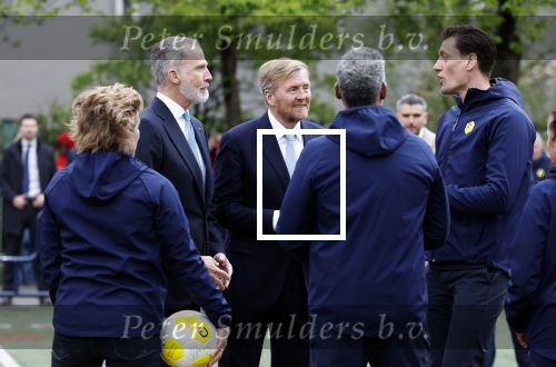 Amsterdam 17 april 2024
Staatsbezoek Nederland - Spanje met Koning Willem Alexander Koningin Maxima Koning Filipe en Koningin Letizia van Spanje aan Nederland . Koning Willem Alexander en Koning Felipe bezoeken Cruyff court in betondorp . oa aanwezig Jordy Cruijff Susila Cruijff Frank Rijkaard en Guus Hiddink.
