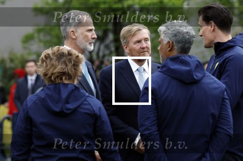 Amsterdam 17 april 2024
Staatsbezoek Nederland - Spanje met Koning Willem Alexander Koningin Maxima Koning Filipe en Koningin Letizia van Spanje aan Nederland . Koning Willem Alexander en Koning Felipe bezoeken Cruyff court in betondorp . oa aanwezig Jordy Cruijff Susila Cruijff Frank Rijkaard en Guus Hiddink.