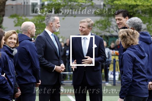 Amsterdam 17 april 2024
Staatsbezoek Nederland - Spanje met Koning Willem Alexander Koningin Maxima Koning Filipe en Koningin Letizia van Spanje aan Nederland . Koning Willem Alexander en Koning Felipe bezoeken Cruyff court in betondorp . oa aanwezig Jordy Cruijff Susila Cruijff Frank Rijkaard en Guus Hiddink.