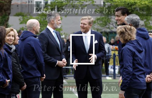 Amsterdam 17 april 2024
Staatsbezoek Nederland - Spanje met Koning Willem Alexander Koningin Maxima Koning Filipe en Koningin Letizia van Spanje aan Nederland . Koning Willem Alexander en Koning Felipe bezoeken Cruyff court in betondorp . oa aanwezig Jordy Cruijff Susila Cruijff Frank Rijkaard en Guus Hiddink.