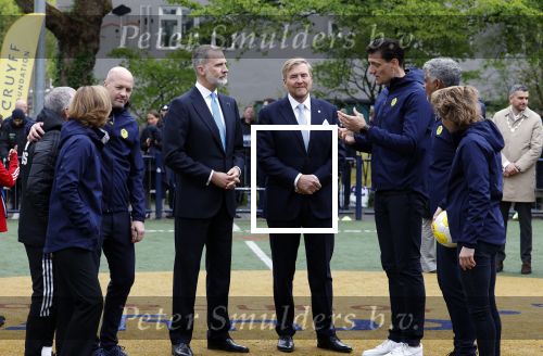 Amsterdam 17 april 2024
Staatsbezoek Nederland - Spanje met Koning Willem Alexander Koningin Maxima Koning Filipe en Koningin Letizia van Spanje aan Nederland . Koning Willem Alexander en Koning Felipe bezoeken Cruyff court in betondorp . oa aanwezig Jordy Cruijff Susila Cruijff Frank Rijkaard en Guus Hiddink.