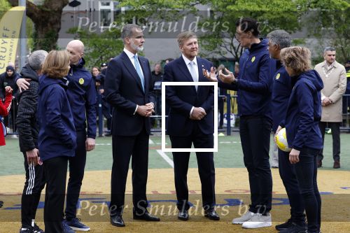 Amsterdam 17 april 2024
Staatsbezoek Nederland - Spanje met Koning Willem Alexander Koningin Maxima Koning Filipe en Koningin Letizia van Spanje aan Nederland . Koning Willem Alexander en Koning Felipe bezoeken Cruyff court in betondorp . oa aanwezig Jordy Cruijff Susila Cruijff Frank Rijkaard en Guus Hiddink.