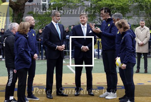 Amsterdam 17 april 2024
Staatsbezoek Nederland - Spanje met Koning Willem Alexander Koningin Maxima Koning Filipe en Koningin Letizia van Spanje aan Nederland . Koning Willem Alexander en Koning Felipe bezoeken Cruyff court in betondorp . oa aanwezig Jordy Cruijff Susila Cruijff Frank Rijkaard en Guus Hiddink.