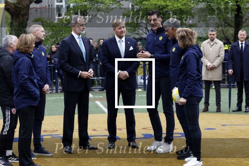 Amsterdam 17 april 2024
Staatsbezoek Nederland - Spanje met Koning Willem Alexander Koningin Maxima Koning Filipe en Koningin Letizia van Spanje aan Nederland . Koning Willem Alexander en Koning Felipe bezoeken Cruyff court in betondorp . oa aanwezig Jordy Cruijff Susila Cruijff Frank Rijkaard en Guus Hiddink.
