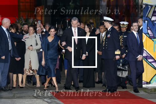 Amsterdam 18 april 2024
Contraprestatie
Koning Felipe en Koningin Letizia bieden het Koninklijk Paar een receptie aan in Museum STRAAT in Amsterdam. Hierbij is ook de Prinses van Oranje aanwezig. Tijdens de receptie openen de Koninklijke Paren een expositie van tien Spaanse en Nederlandse muurschilders. De tentoonstelling is tot en met 2 juni te bezoeken. Na de receptie neemt het Koninklijk Paar afscheid van de Spaanse Koning en Koningin. Aanwezig Koning Felipe Koningin Letizia Koning Willem Alexnader Koningin Maxima Prinses Amalia Prinses Margriet en Mr Pieter v Vollenhoven.