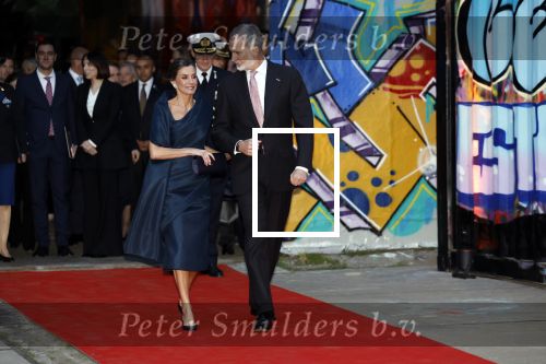 Amsterdam 18 april 2024
Contraprestatie
Koning Felipe en Koningin Letizia bieden het Koninklijk Paar een receptie aan in Museum STRAAT in Amsterdam. Hierbij is ook de Prinses van Oranje aanwezig. Tijdens de receptie openen de Koninklijke Paren een expositie van tien Spaanse en Nederlandse muurschilders. De tentoonstelling is tot en met 2 juni te bezoeken. Na de receptie neemt het Koninklijk Paar afscheid van de Spaanse Koning en Koningin. Aanwezig Koning Felipe Koningin Letizia Koning Willem Alexnader Koningin Maxima Prinses Amalia Prinses Margriet en Mr Pieter v Vollenhoven.
