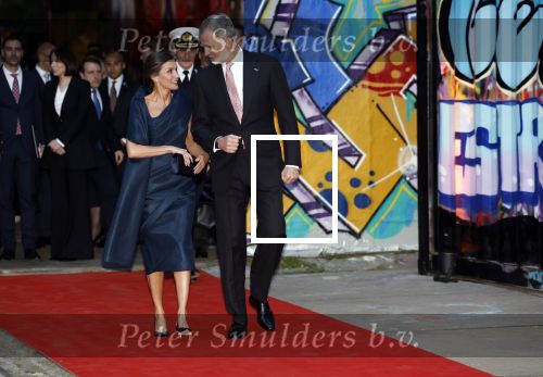 Amsterdam 18 april 2024
Contraprestatie
Koning Felipe en Koningin Letizia bieden het Koninklijk Paar een receptie aan in Museum STRAAT in Amsterdam. Hierbij is ook de Prinses van Oranje aanwezig. Tijdens de receptie openen de Koninklijke Paren een expositie van tien Spaanse en Nederlandse muurschilders. De tentoonstelling is tot en met 2 juni te bezoeken. Na de receptie neemt het Koninklijk Paar afscheid van de Spaanse Koning en Koningin. Aanwezig Koning Felipe Koningin Letizia Koning Willem Alexnader Koningin Maxima Prinses Amalia Prinses Margriet en Mr Pieter v Vollenhoven.