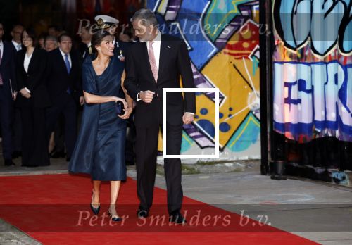 Amsterdam 18 april 2024
Contraprestatie
Koning Felipe en Koningin Letizia bieden het Koninklijk Paar een receptie aan in Museum STRAAT in Amsterdam. Hierbij is ook de Prinses van Oranje aanwezig. Tijdens de receptie openen de Koninklijke Paren een expositie van tien Spaanse en Nederlandse muurschilders. De tentoonstelling is tot en met 2 juni te bezoeken. Na de receptie neemt het Koninklijk Paar afscheid van de Spaanse Koning en Koningin. Aanwezig Koning Felipe Koningin Letizia Koning Willem Alexnader Koningin Maxima Prinses Amalia Prinses Margriet en Mr Pieter v Vollenhoven.