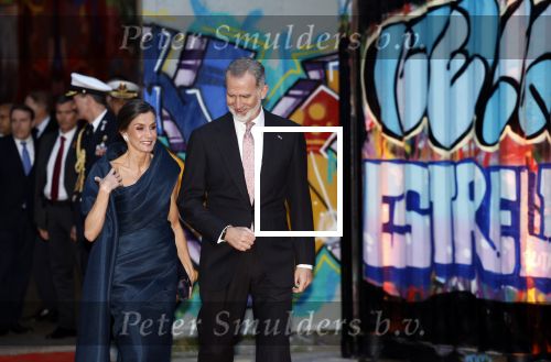 Amsterdam 18 april 2024
Contraprestatie
Koning Felipe en Koningin Letizia bieden het Koninklijk Paar een receptie aan in Museum STRAAT in Amsterdam. Hierbij is ook de Prinses van Oranje aanwezig. Tijdens de receptie openen de Koninklijke Paren een expositie van tien Spaanse en Nederlandse muurschilders. De tentoonstelling is tot en met 2 juni te bezoeken. Na de receptie neemt het Koninklijk Paar afscheid van de Spaanse Koning en Koningin. Aanwezig Koning Felipe Koningin Letizia Koning Willem Alexnader Koningin Maxima Prinses Amalia Prinses Margriet en Mr Pieter v Vollenhoven.