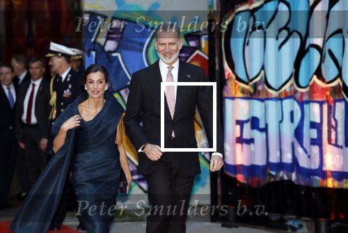 Amsterdam 18 april 2024
Contraprestatie
Koning Felipe en Koningin Letizia bieden het Koninklijk Paar een receptie aan in Museum STRAAT in Amsterdam. Hierbij is ook de Prinses van Oranje aanwezig. Tijdens de receptie openen de Koninklijke Paren een expositie van tien Spaanse en Nederlandse muurschilders. De tentoonstelling is tot en met 2 juni te bezoeken. Na de receptie neemt het Koninklijk Paar afscheid van de Spaanse Koning en Koningin. Aanwezig Koning Felipe Koningin Letizia Koning Willem Alexnader Koningin Maxima Prinses Amalia Prinses Margriet en Mr Pieter v Vollenhoven.