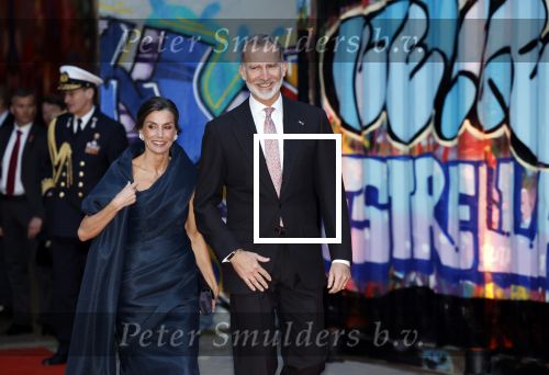 Amsterdam 18 april 2024
Contraprestatie
Koning Felipe en Koningin Letizia bieden het Koninklijk Paar een receptie aan in Museum STRAAT in Amsterdam. Hierbij is ook de Prinses van Oranje aanwezig. Tijdens de receptie openen de Koninklijke Paren een expositie van tien Spaanse en Nederlandse muurschilders. De tentoonstelling is tot en met 2 juni te bezoeken. Na de receptie neemt het Koninklijk Paar afscheid van de Spaanse Koning en Koningin. Aanwezig Koning Felipe Koningin Letizia Koning Willem Alexnader Koningin Maxima Prinses Amalia Prinses Margriet en Mr Pieter v Vollenhoven.