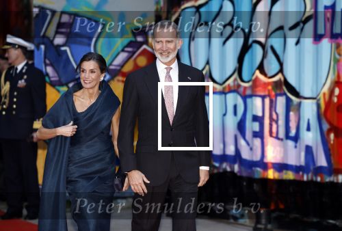 Amsterdam 18 april 2024
Contraprestatie
Koning Felipe en Koningin Letizia bieden het Koninklijk Paar een receptie aan in Museum STRAAT in Amsterdam. Hierbij is ook de Prinses van Oranje aanwezig. Tijdens de receptie openen de Koninklijke Paren een expositie van tien Spaanse en Nederlandse muurschilders. De tentoonstelling is tot en met 2 juni te bezoeken. Na de receptie neemt het Koninklijk Paar afscheid van de Spaanse Koning en Koningin. Aanwezig Koning Felipe Koningin Letizia Koning Willem Alexnader Koningin Maxima Prinses Amalia Prinses Margriet en Mr Pieter v Vollenhoven.