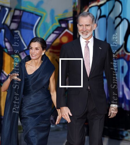 Amsterdam 18 april 2024
Contraprestatie
Koning Felipe en Koningin Letizia bieden het Koninklijk Paar een receptie aan in Museum STRAAT in Amsterdam. Hierbij is ook de Prinses van Oranje aanwezig. Tijdens de receptie openen de Koninklijke Paren een expositie van tien Spaanse en Nederlandse muurschilders. De tentoonstelling is tot en met 2 juni te bezoeken. Na de receptie neemt het Koninklijk Paar afscheid van de Spaanse Koning en Koningin. Aanwezig Koning Felipe Koningin Letizia Koning Willem Alexnader Koningin Maxima Prinses Amalia Prinses Margriet en Mr Pieter v Vollenhoven.