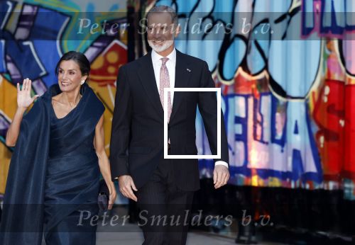 Amsterdam 18 april 2024
Contraprestatie
Koning Felipe en Koningin Letizia bieden het Koninklijk Paar een receptie aan in Museum STRAAT in Amsterdam. Hierbij is ook de Prinses van Oranje aanwezig. Tijdens de receptie openen de Koninklijke Paren een expositie van tien Spaanse en Nederlandse muurschilders. De tentoonstelling is tot en met 2 juni te bezoeken. Na de receptie neemt het Koninklijk Paar afscheid van de Spaanse Koning en Koningin. Aanwezig Koning Felipe Koningin Letizia Koning Willem Alexnader Koningin Maxima Prinses Amalia Prinses Margriet en Mr Pieter v Vollenhoven.