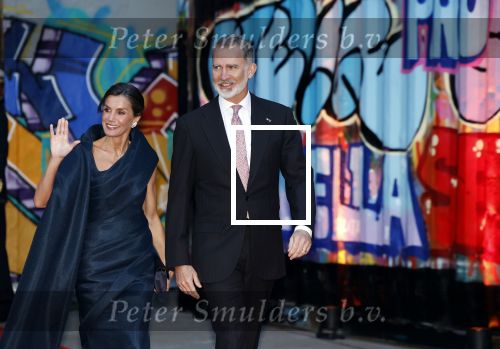 Amsterdam 18 april 2024
Contraprestatie
Koning Felipe en Koningin Letizia bieden het Koninklijk Paar een receptie aan in Museum STRAAT in Amsterdam. Hierbij is ook de Prinses van Oranje aanwezig. Tijdens de receptie openen de Koninklijke Paren een expositie van tien Spaanse en Nederlandse muurschilders. De tentoonstelling is tot en met 2 juni te bezoeken. Na de receptie neemt het Koninklijk Paar afscheid van de Spaanse Koning en Koningin. Aanwezig Koning Felipe Koningin Letizia Koning Willem Alexnader Koningin Maxima Prinses Amalia Prinses Margriet en Mr Pieter v Vollenhoven.