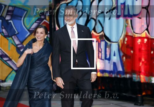 Amsterdam 18 april 2024
Contraprestatie
Koning Felipe en Koningin Letizia bieden het Koninklijk Paar een receptie aan in Museum STRAAT in Amsterdam. Hierbij is ook de Prinses van Oranje aanwezig. Tijdens de receptie openen de Koninklijke Paren een expositie van tien Spaanse en Nederlandse muurschilders. De tentoonstelling is tot en met 2 juni te bezoeken. Na de receptie neemt het Koninklijk Paar afscheid van de Spaanse Koning en Koningin. Aanwezig Koning Felipe Koningin Letizia Koning Willem Alexnader Koningin Maxima Prinses Amalia Prinses Margriet en Mr Pieter v Vollenhoven.