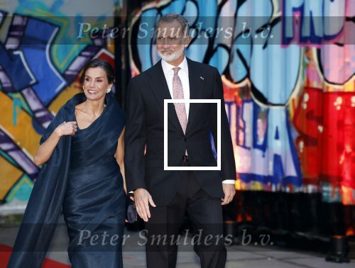 Amsterdam 18 april 2024
Contraprestatie
Koning Felipe en Koningin Letizia bieden het Koninklijk Paar een receptie aan in Museum STRAAT in Amsterdam. Hierbij is ook de Prinses van Oranje aanwezig. Tijdens de receptie openen de Koninklijke Paren een expositie van tien Spaanse en Nederlandse muurschilders. De tentoonstelling is tot en met 2 juni te bezoeken. Na de receptie neemt het Koninklijk Paar afscheid van de Spaanse Koning en Koningin. Aanwezig Koning Felipe Koningin Letizia Koning Willem Alexnader Koningin Maxima Prinses Amalia Prinses Margriet en Mr Pieter v Vollenhoven.