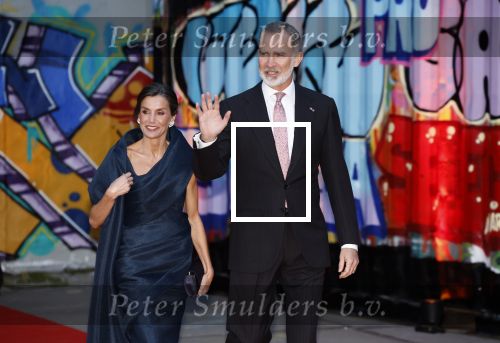Amsterdam 18 april 2024
Contraprestatie
Koning Felipe en Koningin Letizia bieden het Koninklijk Paar een receptie aan in Museum STRAAT in Amsterdam. Hierbij is ook de Prinses van Oranje aanwezig. Tijdens de receptie openen de Koninklijke Paren een expositie van tien Spaanse en Nederlandse muurschilders. De tentoonstelling is tot en met 2 juni te bezoeken. Na de receptie neemt het Koninklijk Paar afscheid van de Spaanse Koning en Koningin. Aanwezig Koning Felipe Koningin Letizia Koning Willem Alexnader Koningin Maxima Prinses Amalia Prinses Margriet en Mr Pieter v Vollenhoven.