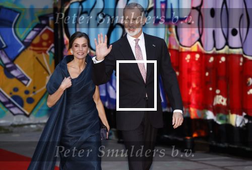 Amsterdam 18 april 2024
Contraprestatie
Koning Felipe en Koningin Letizia bieden het Koninklijk Paar een receptie aan in Museum STRAAT in Amsterdam. Hierbij is ook de Prinses van Oranje aanwezig. Tijdens de receptie openen de Koninklijke Paren een expositie van tien Spaanse en Nederlandse muurschilders. De tentoonstelling is tot en met 2 juni te bezoeken. Na de receptie neemt het Koninklijk Paar afscheid van de Spaanse Koning en Koningin. Aanwezig Koning Felipe Koningin Letizia Koning Willem Alexnader Koningin Maxima Prinses Amalia Prinses Margriet en Mr Pieter v Vollenhoven.