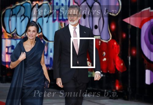 Amsterdam 18 april 2024
Contraprestatie
Koning Felipe en Koningin Letizia bieden het Koninklijk Paar een receptie aan in Museum STRAAT in Amsterdam. Hierbij is ook de Prinses van Oranje aanwezig. Tijdens de receptie openen de Koninklijke Paren een expositie van tien Spaanse en Nederlandse muurschilders. De tentoonstelling is tot en met 2 juni te bezoeken. Na de receptie neemt het Koninklijk Paar afscheid van de Spaanse Koning en Koningin. Aanwezig Koning Felipe Koningin Letizia Koning Willem Alexnader Koningin Maxima Prinses Amalia Prinses Margriet en Mr Pieter v Vollenhoven.