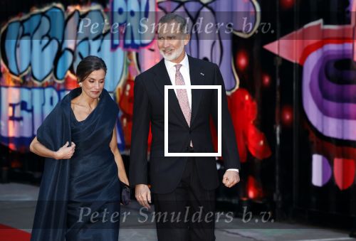 Amsterdam 18 april 2024
Contraprestatie
Koning Felipe en Koningin Letizia bieden het Koninklijk Paar een receptie aan in Museum STRAAT in Amsterdam. Hierbij is ook de Prinses van Oranje aanwezig. Tijdens de receptie openen de Koninklijke Paren een expositie van tien Spaanse en Nederlandse muurschilders. De tentoonstelling is tot en met 2 juni te bezoeken. Na de receptie neemt het Koninklijk Paar afscheid van de Spaanse Koning en Koningin. Aanwezig Koning Felipe Koningin Letizia Koning Willem Alexnader Koningin Maxima Prinses Amalia Prinses Margriet en Mr Pieter v Vollenhoven.