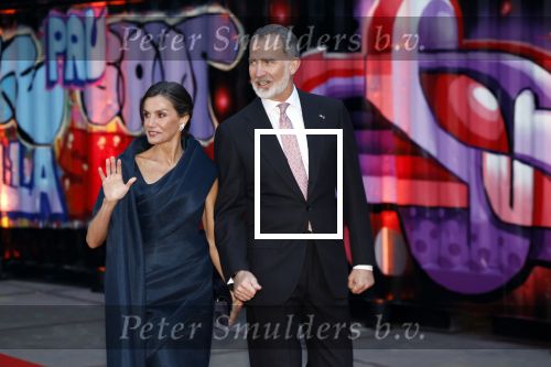 Amsterdam 18 april 2024
Contraprestatie
Koning Felipe en Koningin Letizia bieden het Koninklijk Paar een receptie aan in Museum STRAAT in Amsterdam. Hierbij is ook de Prinses van Oranje aanwezig. Tijdens de receptie openen de Koninklijke Paren een expositie van tien Spaanse en Nederlandse muurschilders. De tentoonstelling is tot en met 2 juni te bezoeken. Na de receptie neemt het Koninklijk Paar afscheid van de Spaanse Koning en Koningin. Aanwezig Koning Felipe Koningin Letizia Koning Willem Alexnader Koningin Maxima Prinses Amalia Prinses Margriet en Mr Pieter v Vollenhoven.