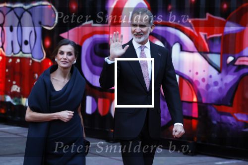 Amsterdam 18 april 2024
Contraprestatie
Koning Felipe en Koningin Letizia bieden het Koninklijk Paar een receptie aan in Museum STRAAT in Amsterdam. Hierbij is ook de Prinses van Oranje aanwezig. Tijdens de receptie openen de Koninklijke Paren een expositie van tien Spaanse en Nederlandse muurschilders. De tentoonstelling is tot en met 2 juni te bezoeken. Na de receptie neemt het Koninklijk Paar afscheid van de Spaanse Koning en Koningin. Aanwezig Koning Felipe Koningin Letizia Koning Willem Alexnader Koningin Maxima Prinses Amalia Prinses Margriet en Mr Pieter v Vollenhoven.