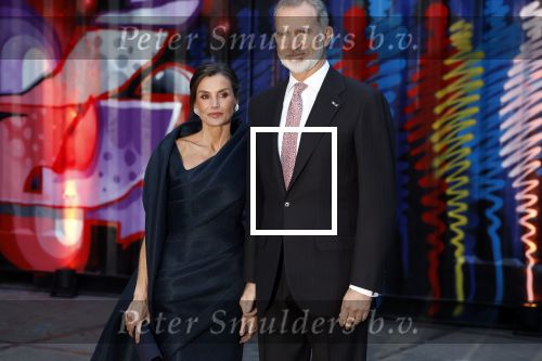Amsterdam 18 april 2024
Contraprestatie
Koning Felipe en Koningin Letizia bieden het Koninklijk Paar een receptie aan in Museum STRAAT in Amsterdam. Hierbij is ook de Prinses van Oranje aanwezig. Tijdens de receptie openen de Koninklijke Paren een expositie van tien Spaanse en Nederlandse muurschilders. De tentoonstelling is tot en met 2 juni te bezoeken. Na de receptie neemt het Koninklijk Paar afscheid van de Spaanse Koning en Koningin. Aanwezig Koning Felipe Koningin Letizia Koning Willem Alexnader Koningin Maxima Prinses Amalia Prinses Margriet en Mr Pieter v Vollenhoven.