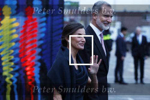 Amsterdam 18 april 2024
Contraprestatie
Koning Felipe en Koningin Letizia bieden het Koninklijk Paar een receptie aan in Museum STRAAT in Amsterdam. Hierbij is ook de Prinses van Oranje aanwezig. Tijdens de receptie openen de Koninklijke Paren een expositie van tien Spaanse en Nederlandse muurschilders. De tentoonstelling is tot en met 2 juni te bezoeken. Na de receptie neemt het Koninklijk Paar afscheid van de Spaanse Koning en Koningin. Aanwezig Koning Felipe Koningin Letizia Koning Willem Alexnader Koningin Maxima Prinses Amalia Prinses Margriet en Mr Pieter v Vollenhoven.