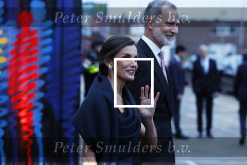 Amsterdam 18 april 2024
Contraprestatie
Koning Felipe en Koningin Letizia bieden het Koninklijk Paar een receptie aan in Museum STRAAT in Amsterdam. Hierbij is ook de Prinses van Oranje aanwezig. Tijdens de receptie openen de Koninklijke Paren een expositie van tien Spaanse en Nederlandse muurschilders. De tentoonstelling is tot en met 2 juni te bezoeken. Na de receptie neemt het Koninklijk Paar afscheid van de Spaanse Koning en Koningin. Aanwezig Koning Felipe Koningin Letizia Koning Willem Alexnader Koningin Maxima Prinses Amalia Prinses Margriet en Mr Pieter v Vollenhoven.